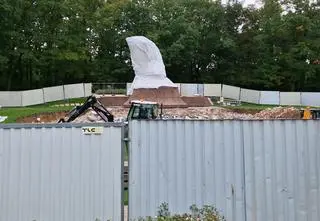 Pomnik Chopina pod płachtą, przy filharmonii "wykopki". Tak Warszawa "wita" gości słynnego konkursu