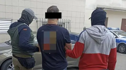 "Na widok funkcjonariuszy zasłonił okno i zamknął drzwi balkonowe"