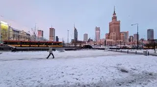 Zaśnieżone chodniki w centrum 