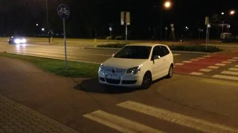 "Artysta" zaparkował na ścieżce rowerowej