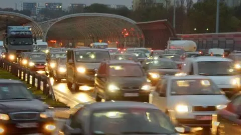 S8: zderzenie tira i hondy w popołudniowym szczycie 