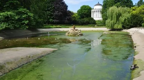 Wandale spuścili wodę ze stawu w Ogrodzie Saskim