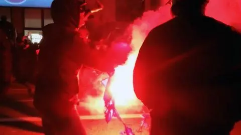 Policja o podpaleniu flagi: nie chodzi o znieważenie Unii, a o zagrożenie dla ludzi