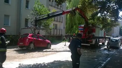 Pękła rura pod chodnikiem, zapadł się samochód