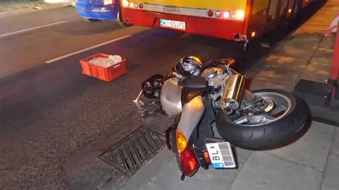 Motocyklista wjechał w autobus