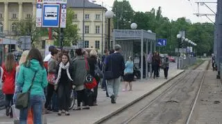 Pasażerowie wysiadają z metra i łapią tramwaje