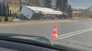 Bus z nieznanymi substancjami leżał w rowie 