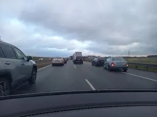 Samochody w korku na autostradzie A2