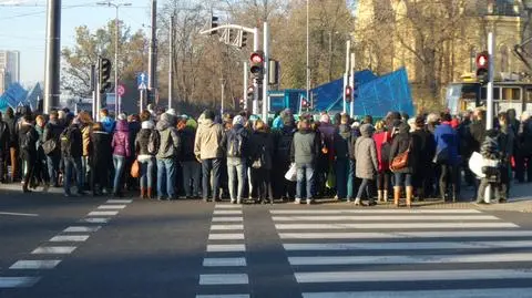 "Pieszy korek" w al. Solidarności. Nie mieszczą się na przejściu