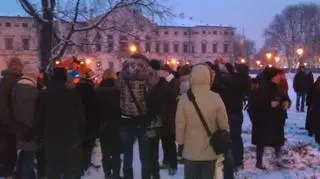 Palą znicze w Ogrodzie Krasińskich