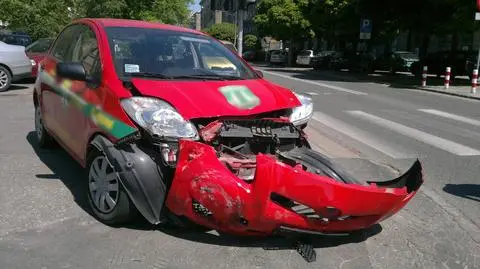 Toyota bez zderzaka po wypadku z volkswagenem