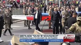 Prezydent przywitał się z żołnierzami