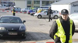 Akcja policji na parkingu