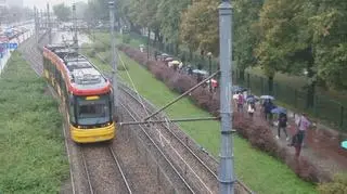 Pasażerowie korzystają z tramwajów