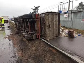 Z kontenera ciężarówki wysypały się śmieci