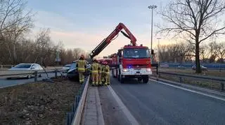 Auto wpadło na barierki na Wisłostradzie