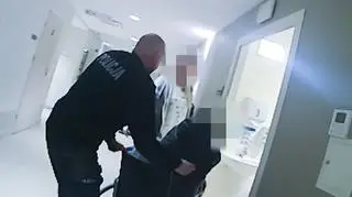 Policjanci eskortowali rodzącą kobietę do szpitala