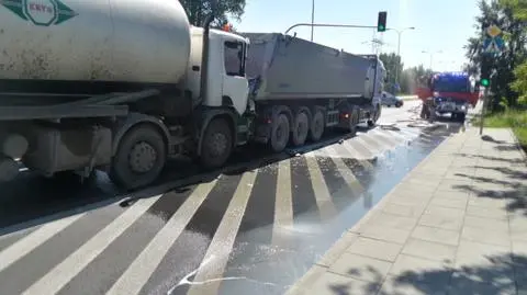 Zderzenie ciężarówek na Radzymińskiej. Szambo wylało się na ulicę