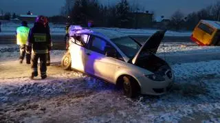 Autobus po zderzeniu wpadł do rowu 