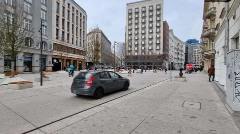 Straż miejska sypie mandatami na placu Pięciu Rogów. Kamer nie będzie, bo "służby nie chcą z nich korzystać"