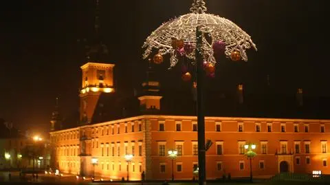 Wieszają świąteczną iluminację. "Parasolki" na latarniach