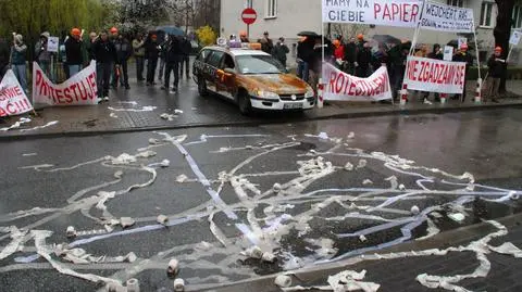 Papier na ulicy, transparenty, race. Taksówkarze protestowali