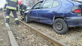 Samochód zablokował torowisko na Grójeckiej