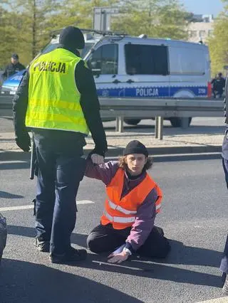 Ostatnie Pokolenie na moście Świętokrzyskim 