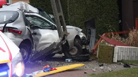 Auto owinęło się wokół słupa. Pasażer zginął, kierowca odpowie za spowodowanie wypadku. Areszt