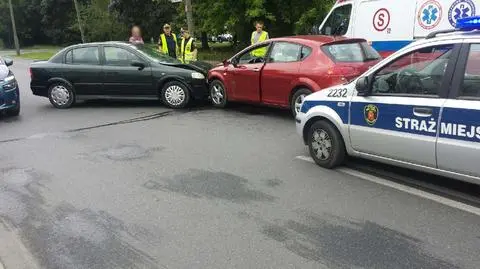 Zderzenie opla z seatem. "Jeden z kierowców wymusił pierwszeństwo"