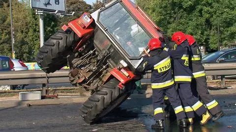 Traktor zderzył się z tirem. Prymasa Tysiąclecia stanęła