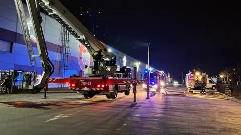 Nocny pożar w halach przy Marywilskiej. 12 zastępów straży w akcji, ogień objął dach