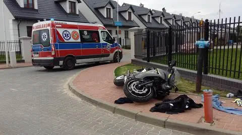 Wypadek na osiedlu. Motocyklista był reanimowany. Wezwano śmigłowiec