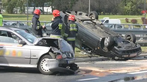 Volkswagen dachował po zderzeniu z taksówką. Utrudnienia przy Zachodnim