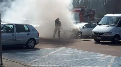 Pożar auta przy Polu Mokotowskim