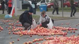 Rozsypane jabłka po proteście rolników 