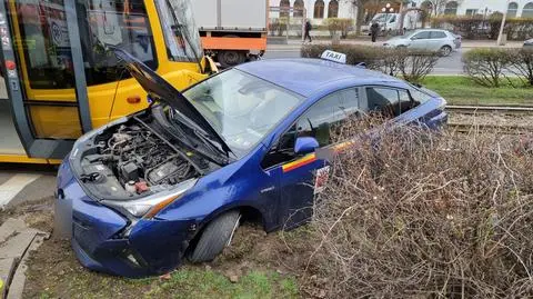 Zderzenie tramwaju z taksówką