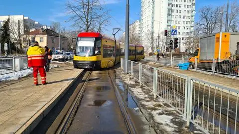 Tramwaj wypadł z torów przy mokotowskim sanktuarium