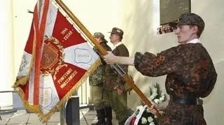Warta pod tablicą poświęconą Powstańcom