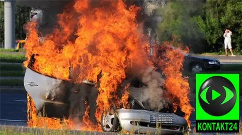 Mercedes doszczętnie spłonął na Mokotowie