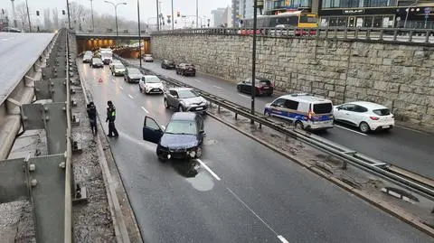 Auto stanęło w poprzek Trasy Łazienkowskiej po uderzeniu w bariery. "Kierująca nie miała uprawnień"