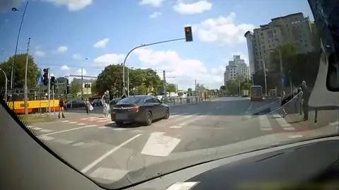 Przejechał na czerwonym, wjechał na przejście