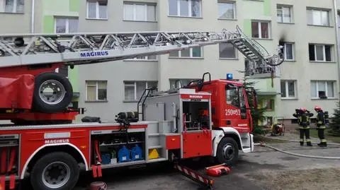 Akcja strażaków na Bielanach. "Ogień wybuchł w kuchni"