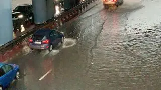 Zalany tunel pod torami kolejowymi w Ursusie