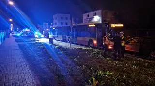 Zderzenie hondy i autobusu miejskiego