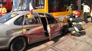 Samochód pomiędzy tramwajami