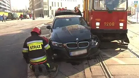 BMW wjechało pod tramwaj