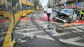 Kierowca forda uderzył w bok tramwaju