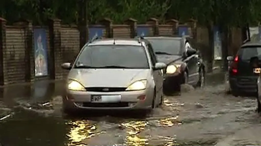 Zalana ulica w Józefosławiu fot. TVN 24