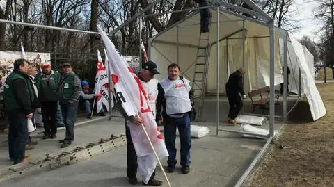 "Miasteczko emerytalne" przed Kancelarią Premiera